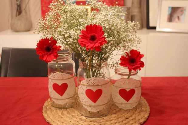 valentines-day-crafts-glass-jars-decorated-doilies-red-paper-hearts-vases-babys-breath-red-gerbera
